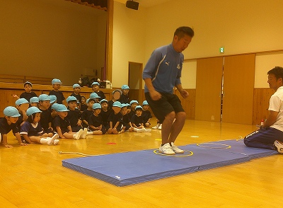 専科体育：両足ジャンプに挑戦